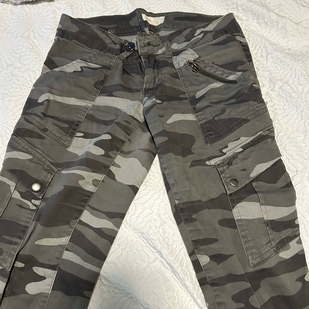 Low rise jolt cargos